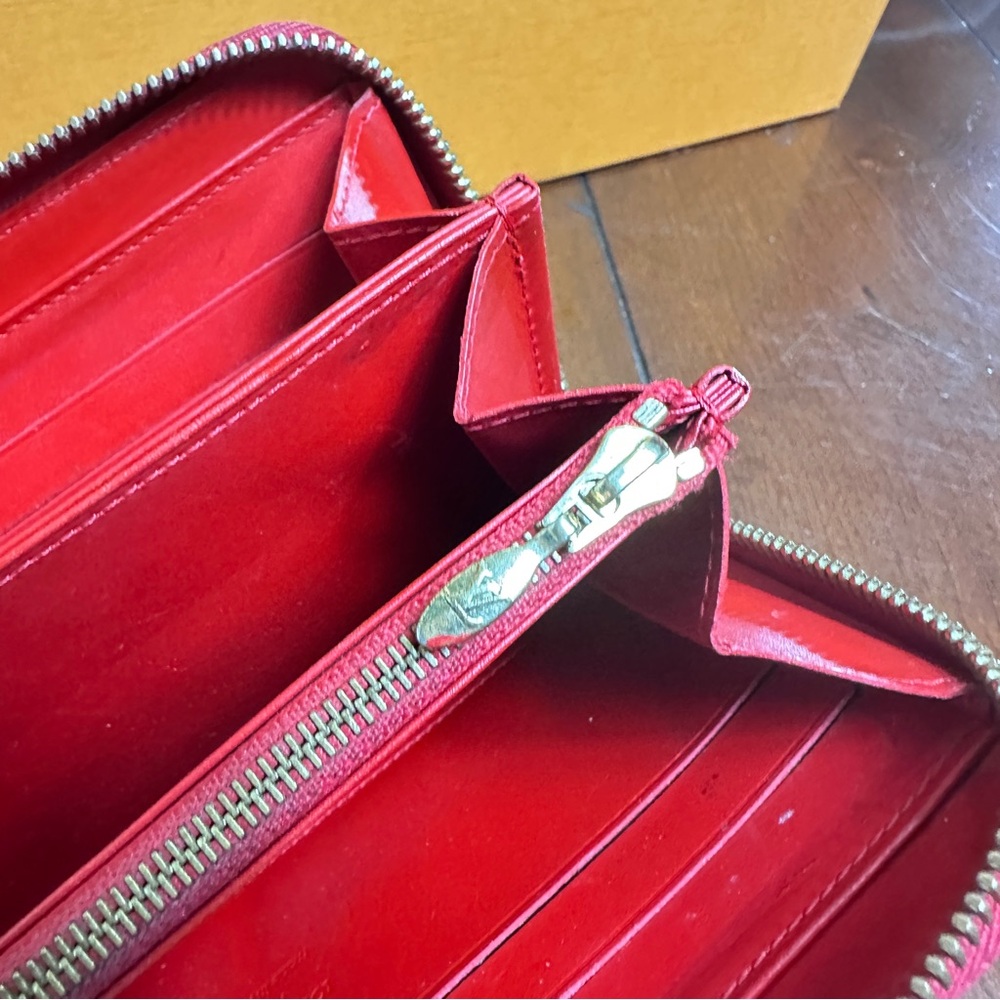 AUTHENTIC Louis Vuitton Vernis Zippy. Color:Red. - Picture 9 of 16